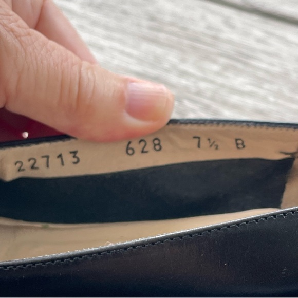 Ferragamo Vara Bow Black Leather Low Block Heel Pumps Womens Size 7.5 - Picture 9 of 9